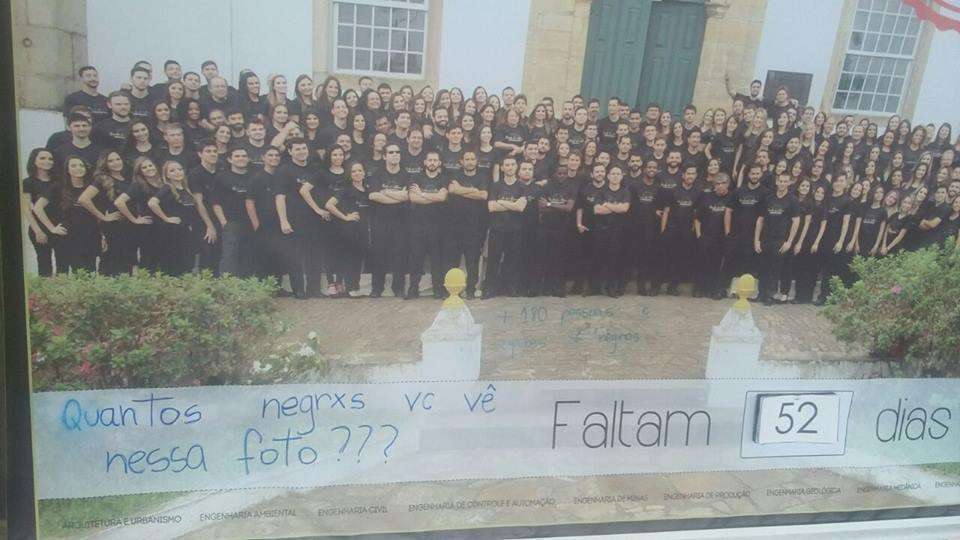 Banner que homenageia formandos da Escola de Minas da UFOP é pichado com a frase "Quantos negrxs vc vê nessa foto???" e o fato gera grande repercussão
