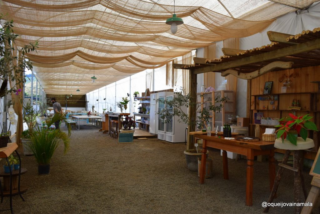 Área onde são vendidos os azeites da Fazenda Maria da Fé - é ali também que funciona o restaurante