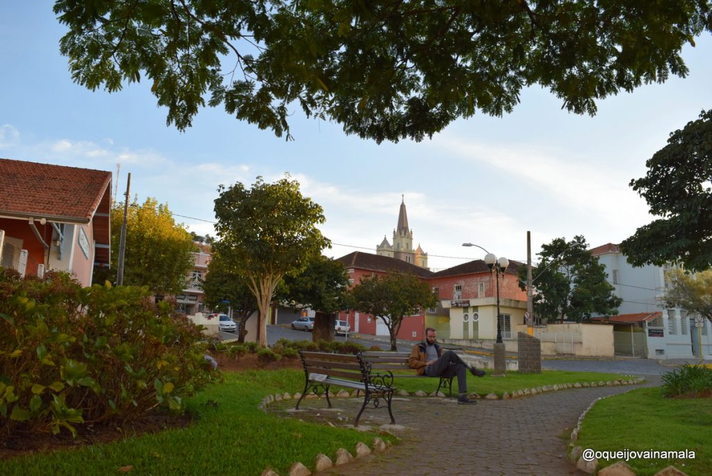 A gente sempre diz que o melhor a fazer em cidade pequena é sentar na praça e dar aquela espiada na vida: olha lá Leonardo cumprindo a lição do dia