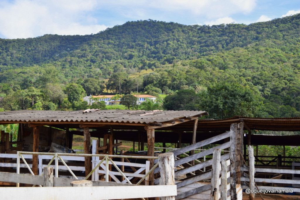Fazenda produtora de queijo e leite do Caraça, ao fundo a Pousada Fazenda Engenho