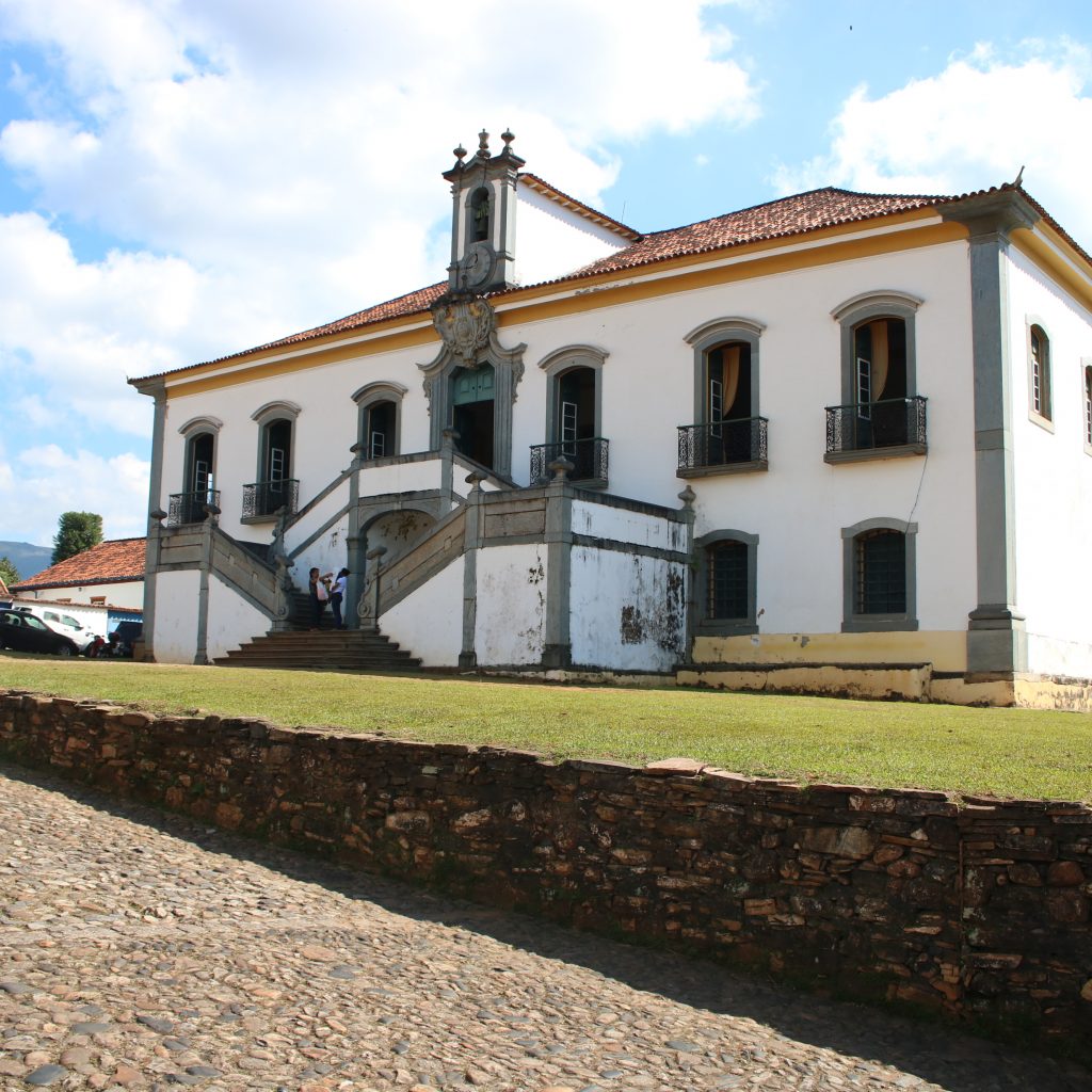Postes são retirados do centro histórico de Mariana e moradores reclamam de limitação da internet