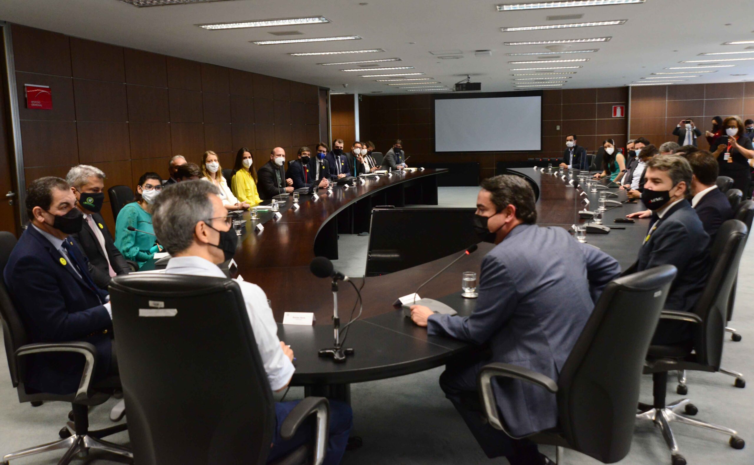 Governo de Minas discute repactuação do acordo de reparação pelo desastre em Mariana