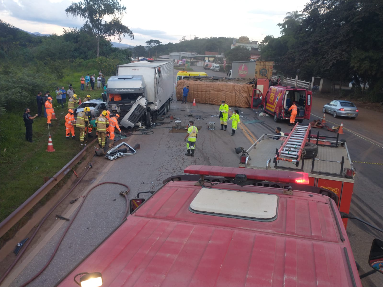 Homem morre em acidente envolvendo dois caminhões e um carro na BR-040
