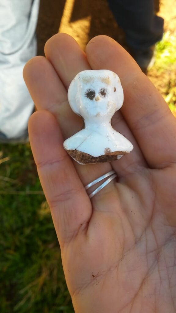 Arqueólogos encontram objetos do século 18 em praça de Mariana