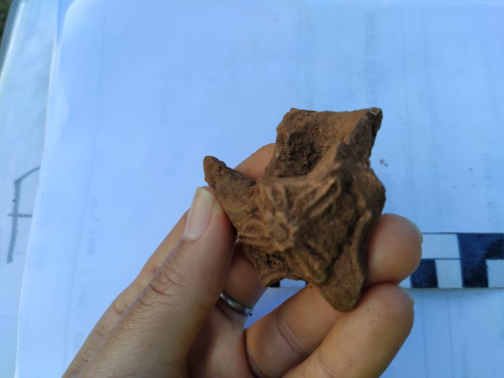 Arqueólogos encontram objetos do século 18 em praça de Mariana