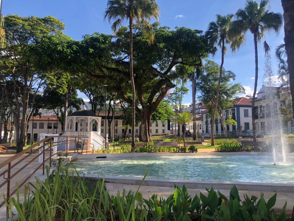 Arqueólogos encontram objetos do século 18 em praça de Mariana