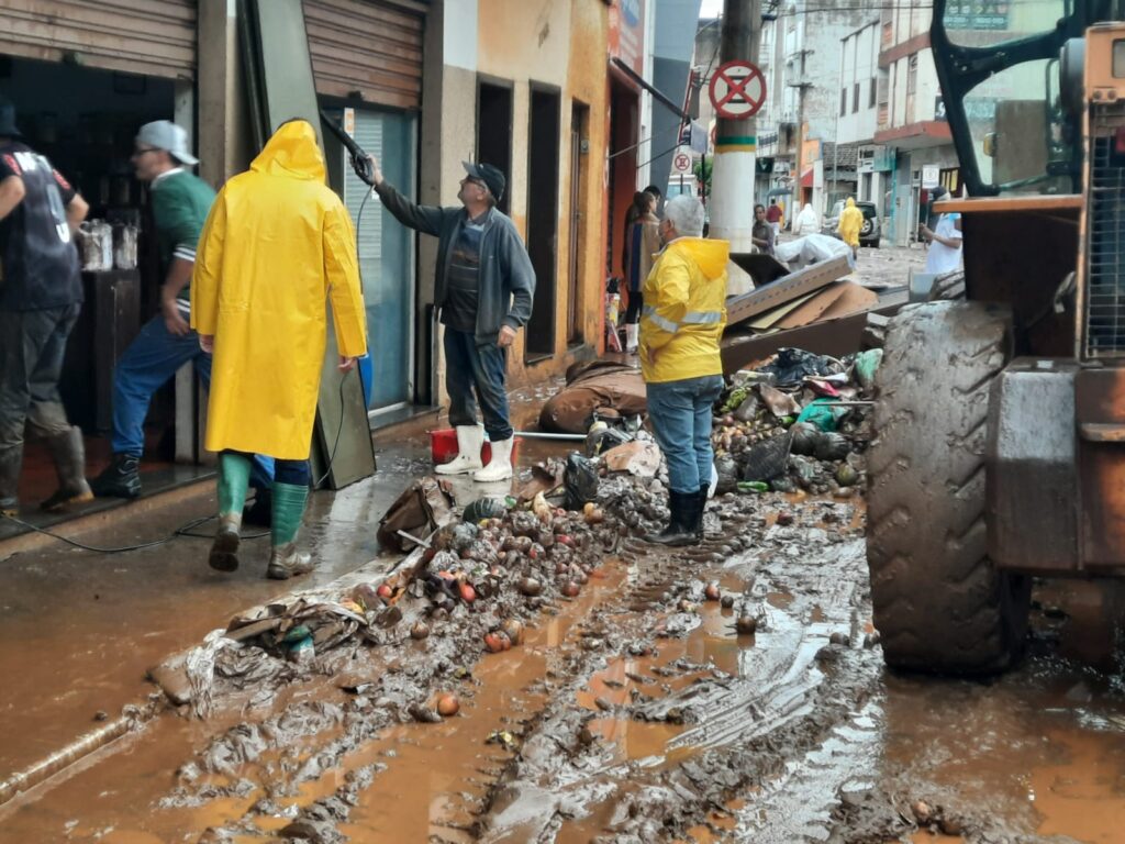 Estragos das chuvas são consequências de más gestões acumuladas, segundo especialista