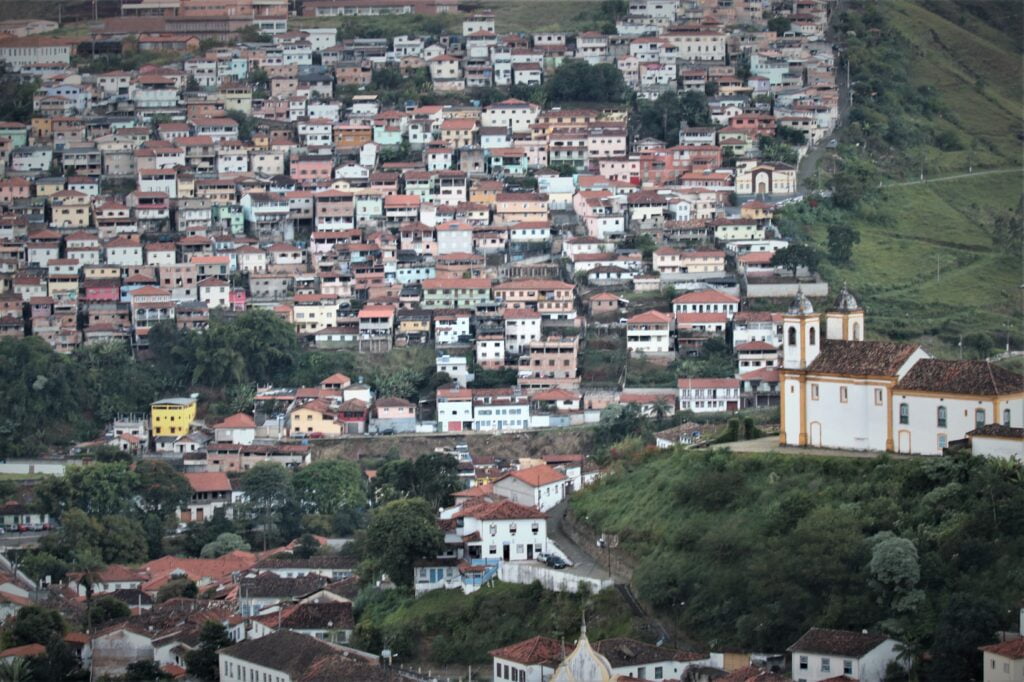 Auxílio, habitação e estrutura: população periférica sofre com problemas crônicos de Ouro Preto