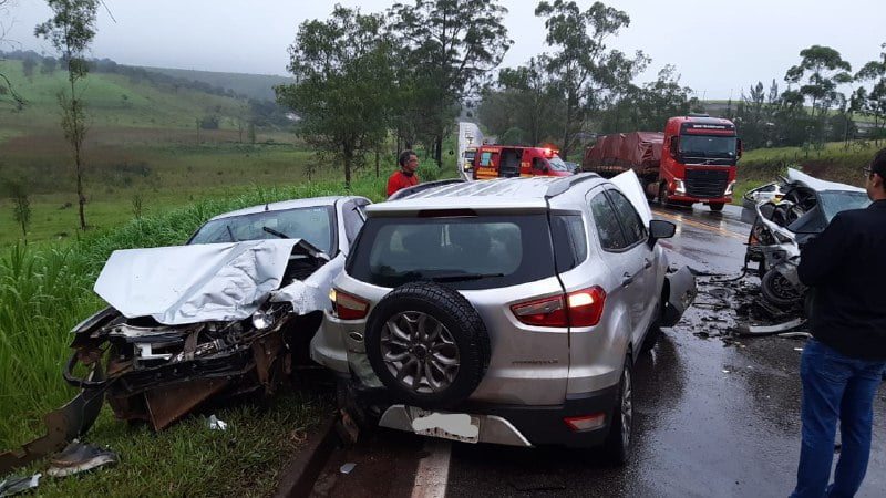 Acidente envolvendo três carros deixa vítima fatal na BR-040