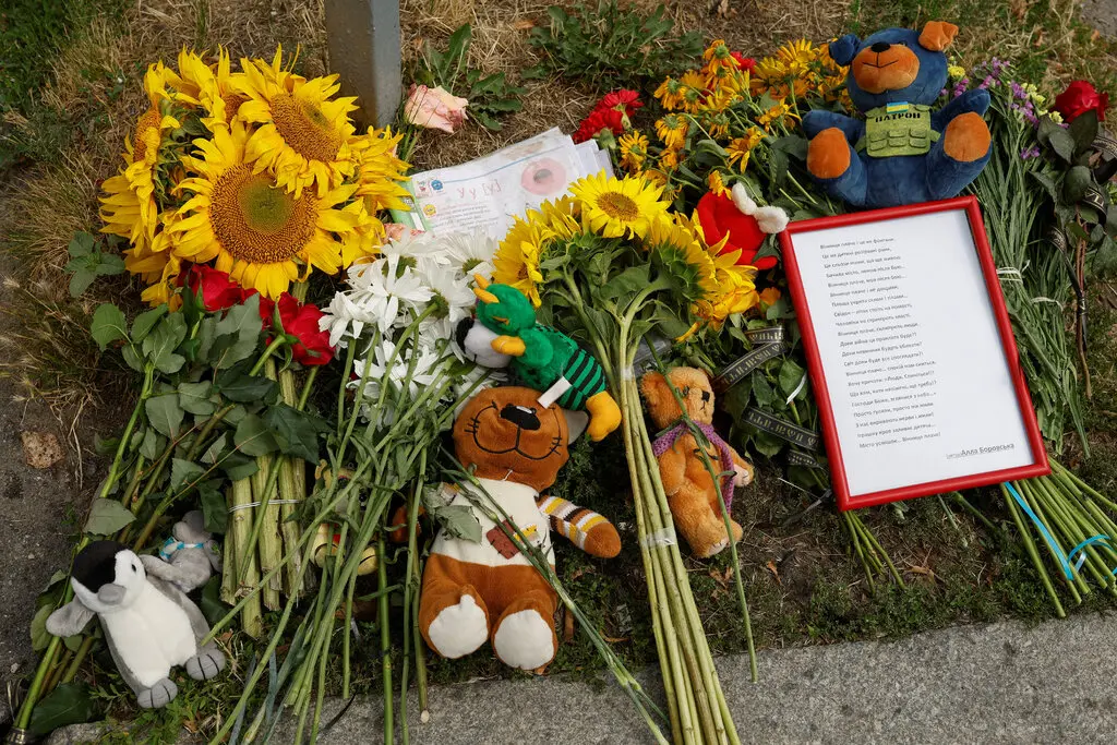 Flores e brinquedos em Vinnytsia na sexta-feira, no local onde Liza foi morta