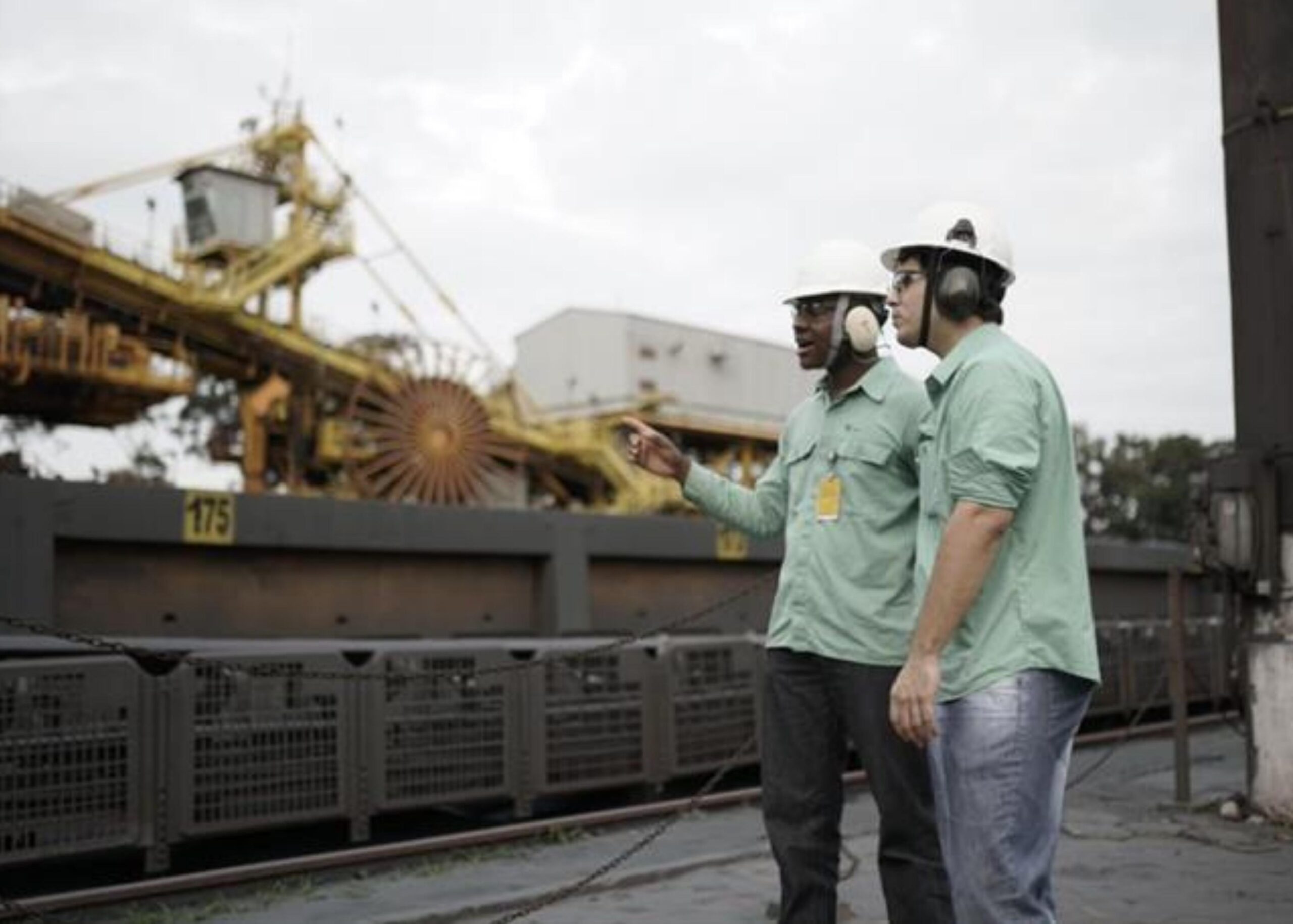 Mineradora contrata 121 profissionais no Brasil; veja como se candidatar