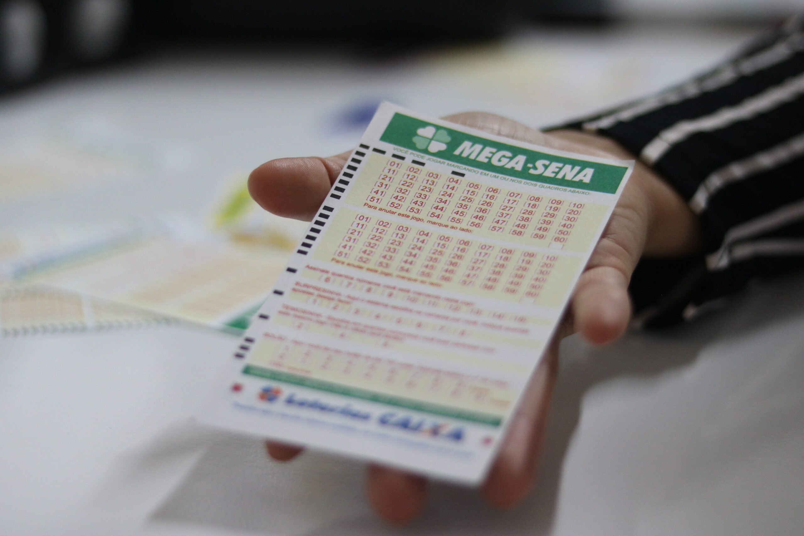 Com prêmio de R$ 300 milhões, resultado da Mega-Sena 2525 sai às 20h deste sábado
