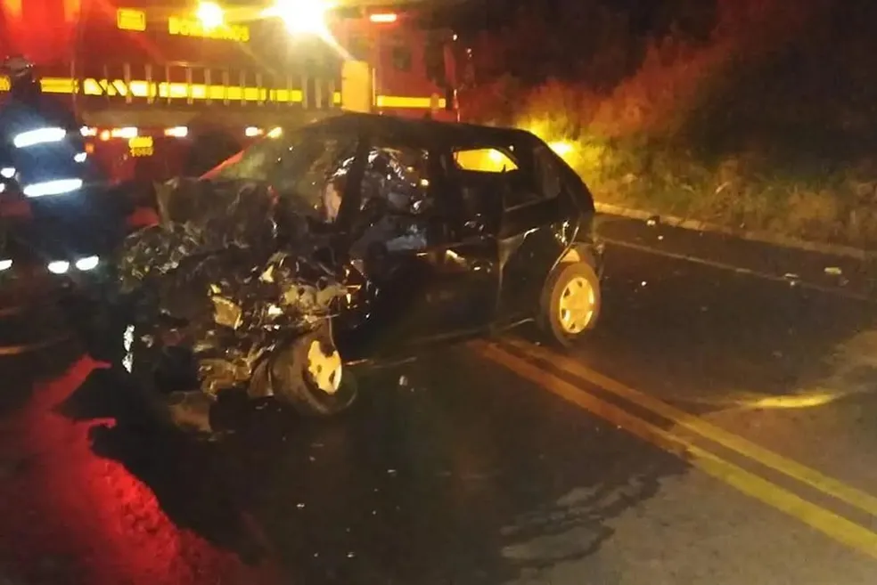 Um dos carros do acidente na BR-356 ficou destruído
