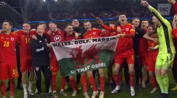 Bale festejou e sorriu enquanto segurou a bandeira de provocação - Foto: Reprodução/Internet