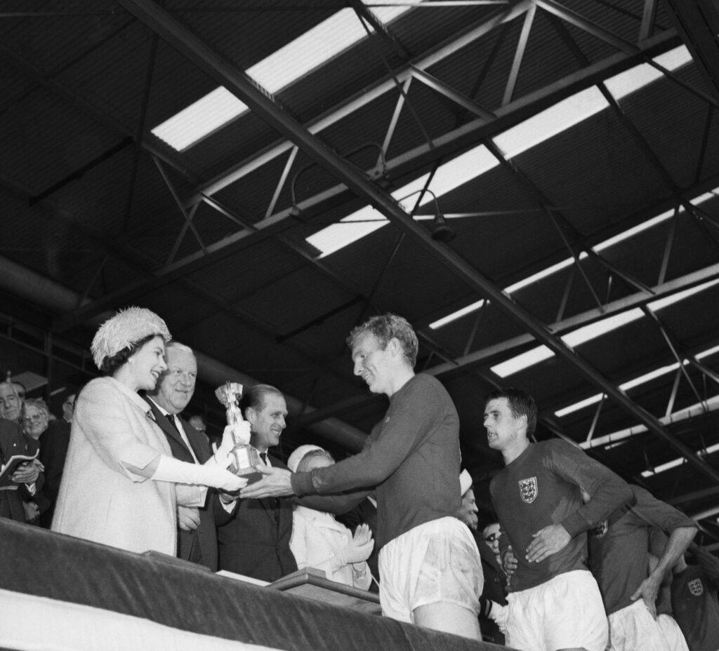 Entrega da taça do mundo por Rainha Elizabeth II, em 1966