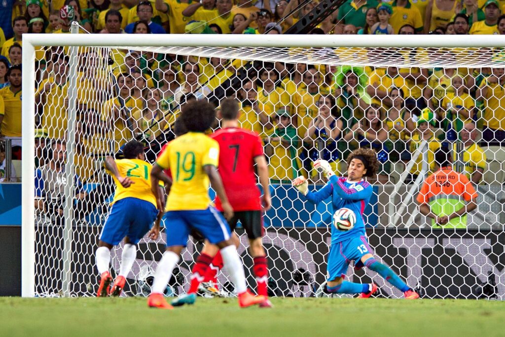 Atuação de Ochoa contra o Brasil ficou eternizada na história do futebol 
