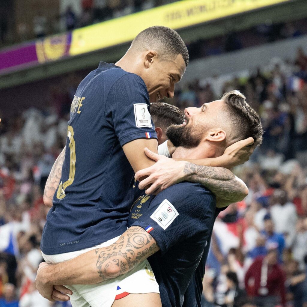 Mbappé faz boa parceria com Giroud