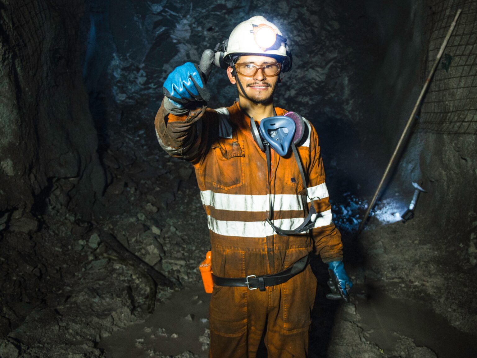 Mineradora AngloGold oferta vagas de emprego em GO e MG
