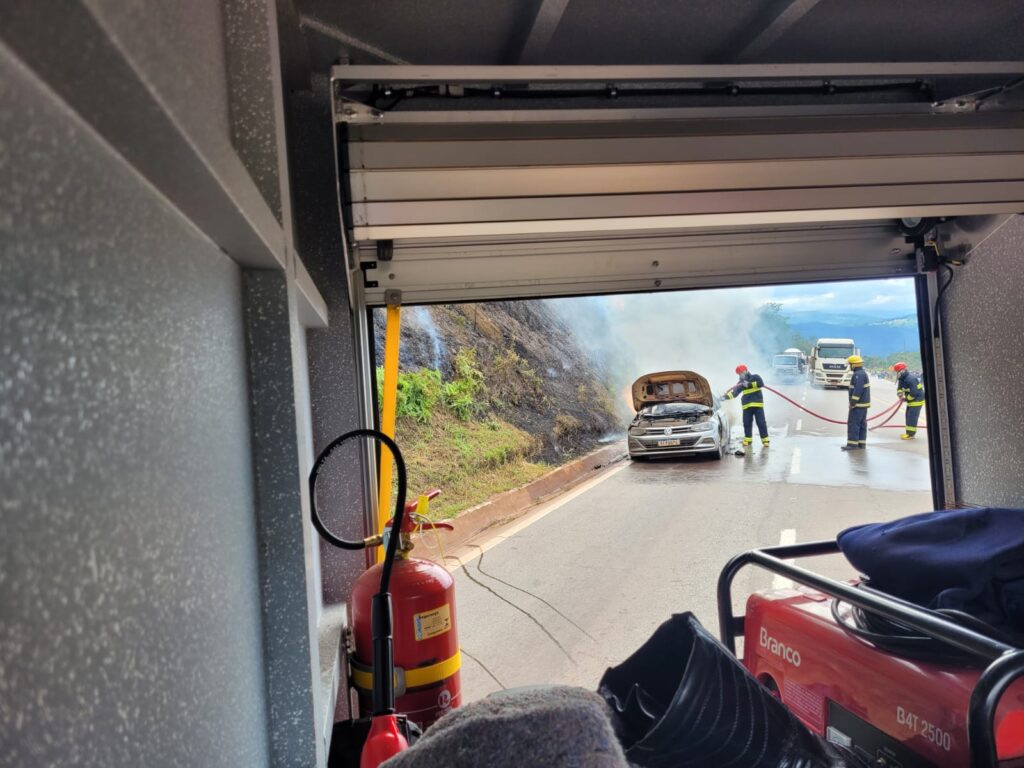 Incêndio de carro na BR-356, em Itabirito