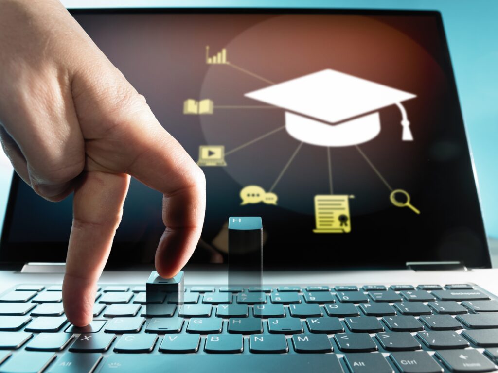 Qualificação profissional pela internet pode ser uma ótima opção para quem está sem tempo para se deslocar fisicamente