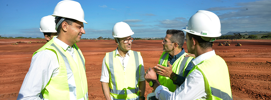 Evento simbólico marca início das obras de instalação da companhia na região; governador destaca trabalho para atrair investimentos e criar oportunidades de trabalho para os mineiros
