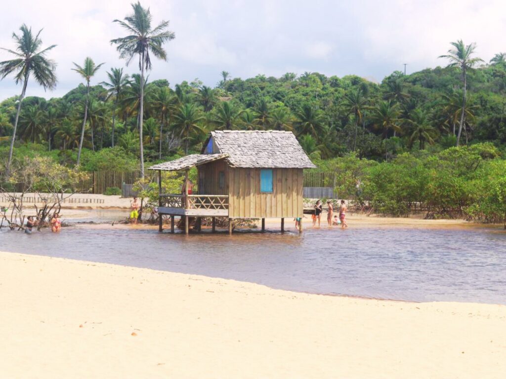 'Casinha de Pescadores" localizada na Praia dos Nativos, em Trancoso, onde há o encontro do rio com o mar