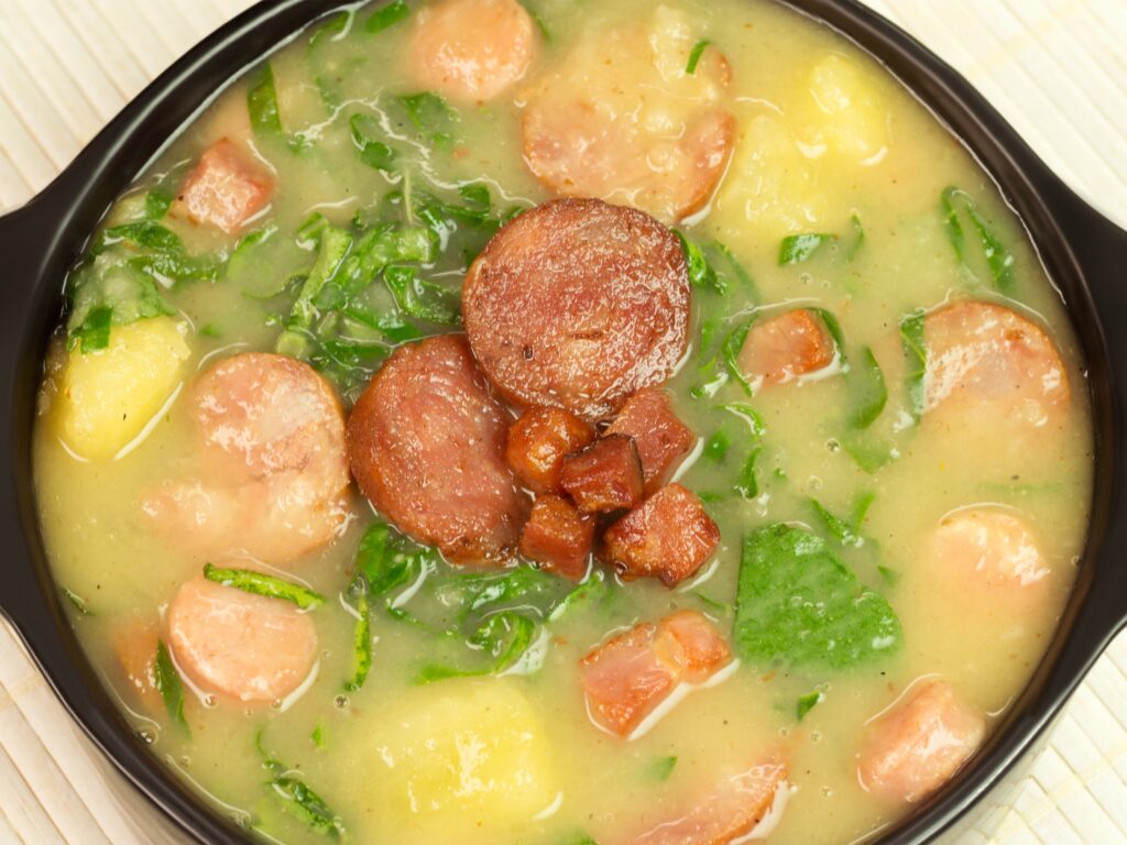 Aqueça-se com sabor: 5 receitas de caldos para o inverno