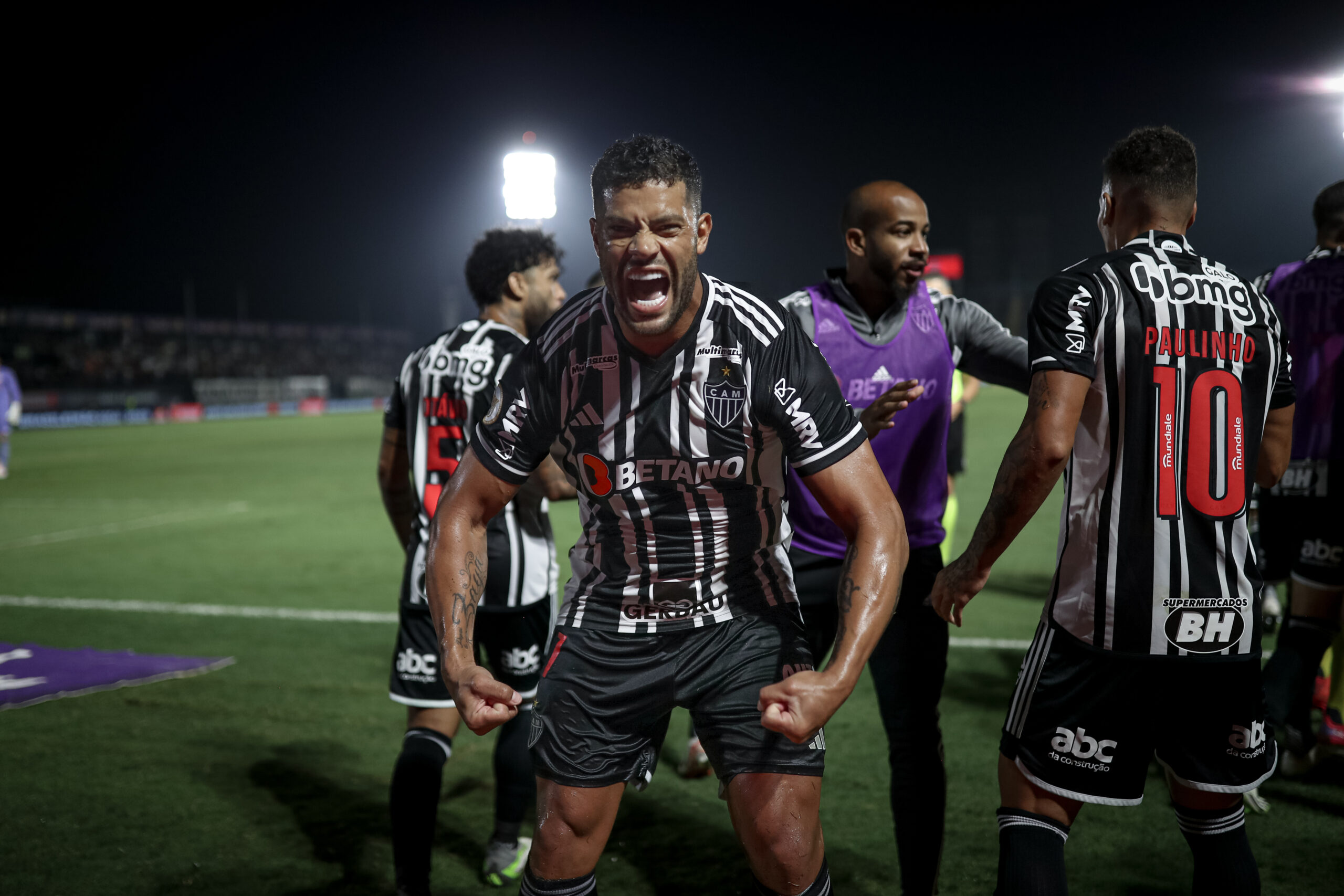 Atlético vence mais uma fora de casa mas permanece fora do G-6