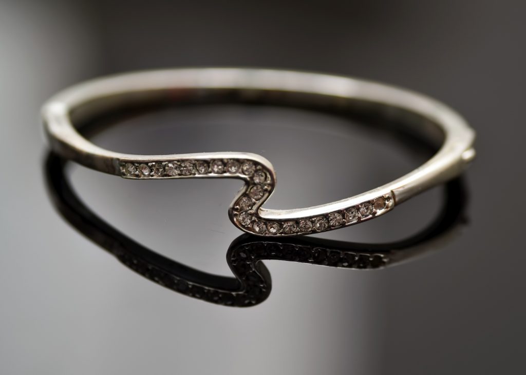 Pulseira de prata - Foto: Canva