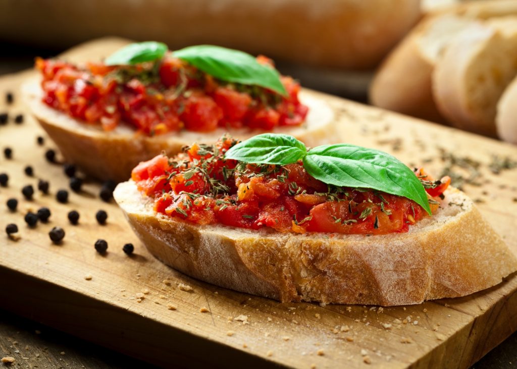 Bruschetta de tomate e manjericão