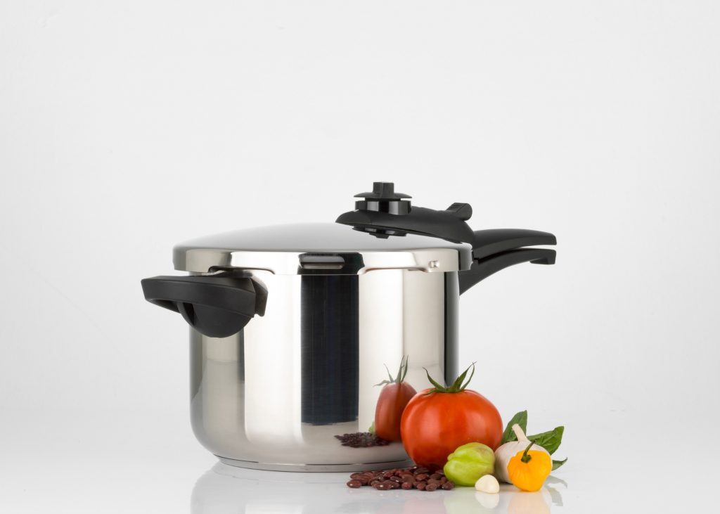 A panela de pressão pode ser feita de alumínio, inox, ou das duas coisas ao mesmo tempo - Imagem: Canva