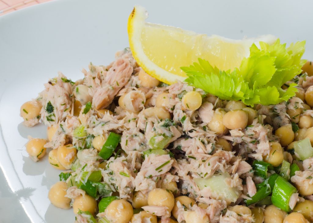 1. Salada de grão-de-bico com atum