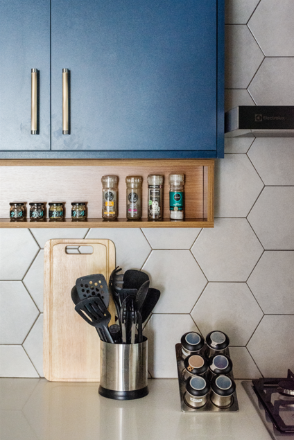 A dica de Bruno Moraes é apostar em nichos abertos para exibir itens decorativos e úteis no dia a dia, como potes de especiarias, vasos de plantas ou utensílios. Tudo para deixar os itens usados sempre à mão | Projeto do BMA Studio | Foto: Guilherme Pucci

