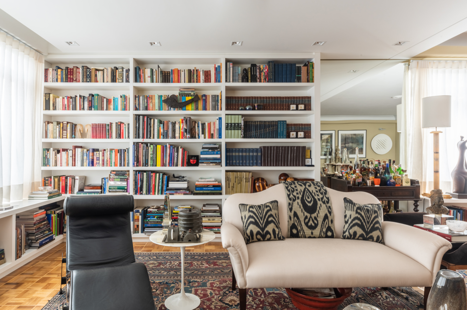 Para suportar o peso do acervo literário do morador, o arquiteto Bruno Moraes precisou ter consciência sobre o peso, a quantidade e as dimensões dos livros. Essas informações auxiliaram na distribuição equilibrada dos títulos, além de necessitar de cantos reforçados onde há mais peso | Projeto do BMA Studio | Foto: Guilherme Pucci

