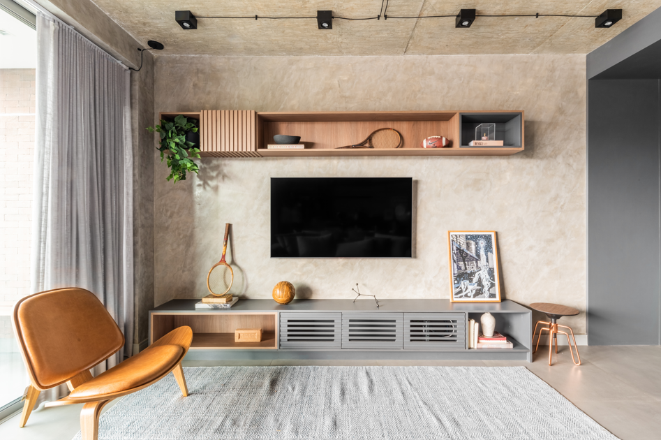 Prateleiras de MDF são uma escolha convencional na decoração de interiores devido à sua versatilidade, durabilidade e custo acessível | Projeto do BMA Studio | Foto: Guilherme Pucci


