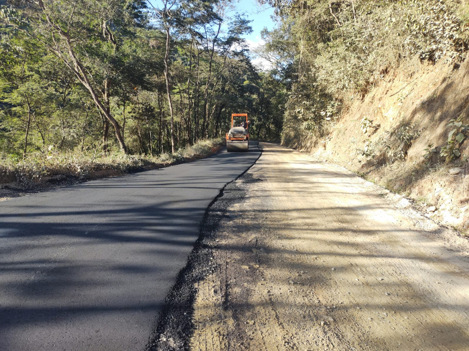 Prefeitura de Ouro Preto inicia asfaltamento de principal via do Salto