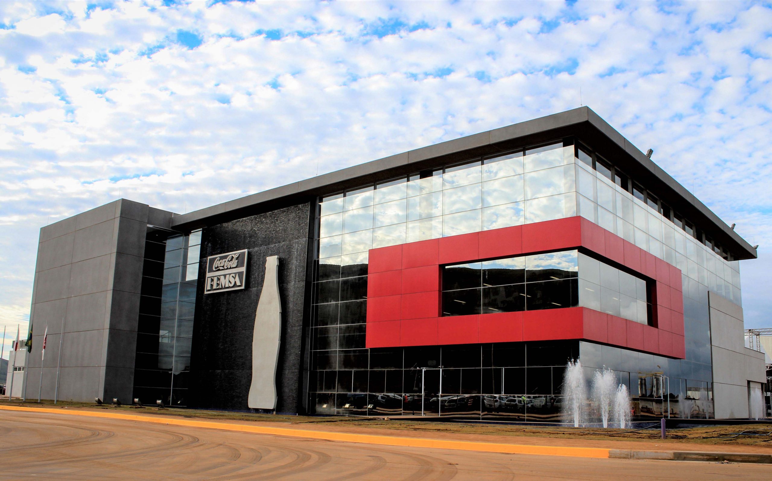 Coca-Cola FEMSA Brasil abre 35 vagas de emprego na fábrica em Itabirito (MG) neste mês