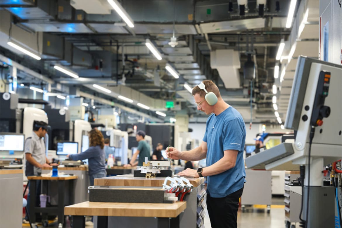 Apple anuncia contratação de 20 mil funcionários e produção de IA nos EUA
