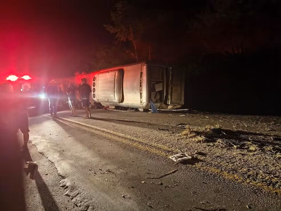 Acidente com ônibus deixa ao menos 13 mortos na BR-423, em Pernambuco