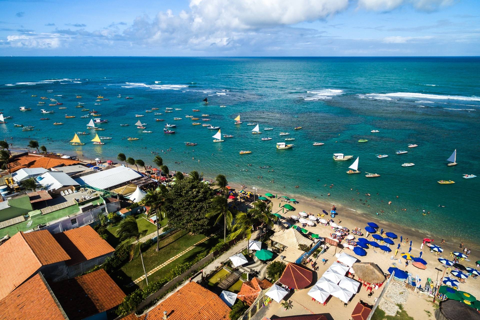 Porto de Galinhas: após repercussão de agressão a turistas, prefeitura proíbe exigência de consumação mínima