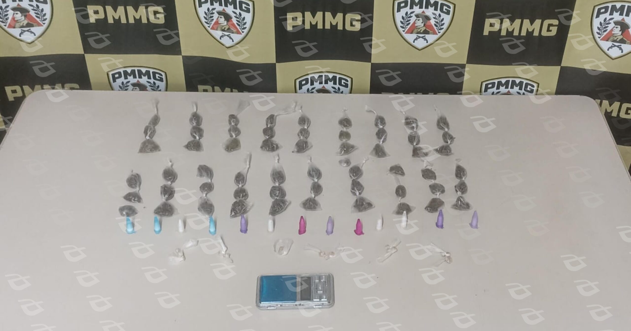 PM apreende drogas e balança em ponto conhecido do tráfico no Padre Adelmo, em Itabirito