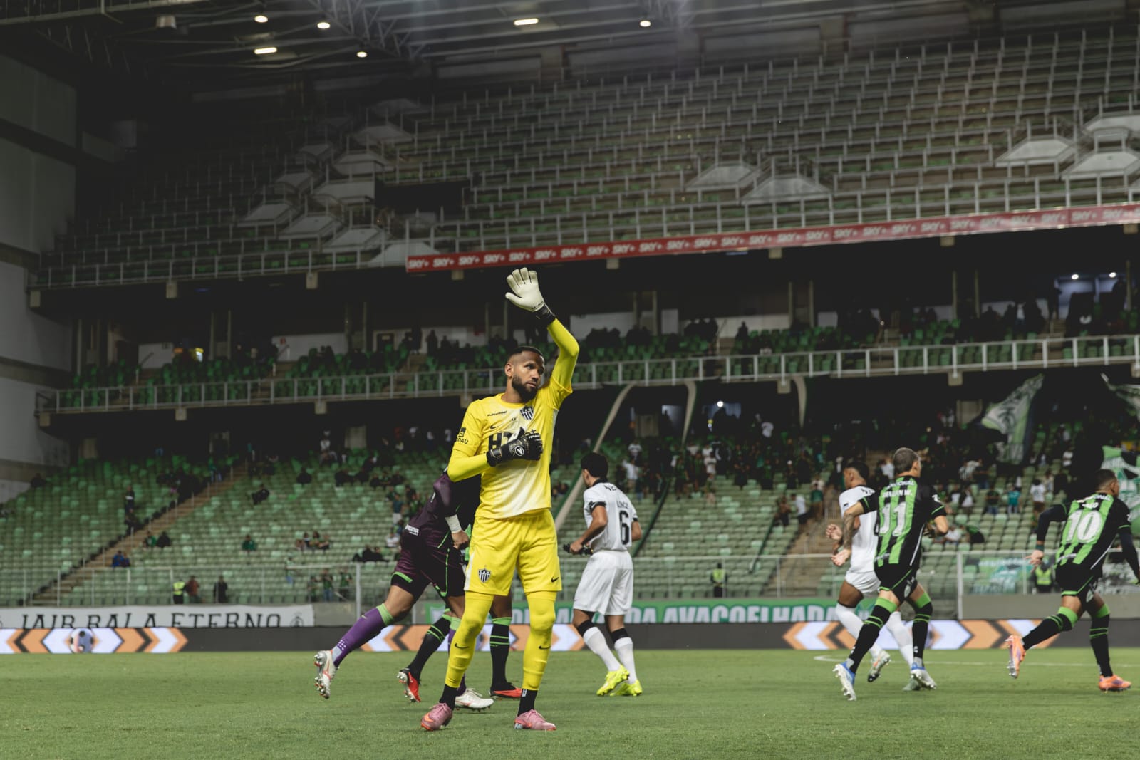 Éverson celebra 350 jogos pelo Atlético, mas prega urgência por vitória no clássico: "Precisamos dos três pontos"