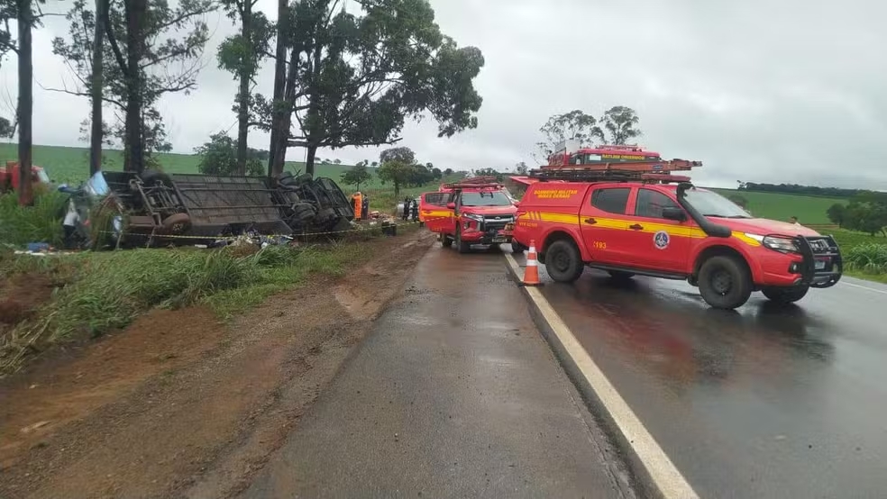 Ônibus de turismo tomba na BR‑365, em Patos de Minas, e deixa mortos e dezenas de feridos