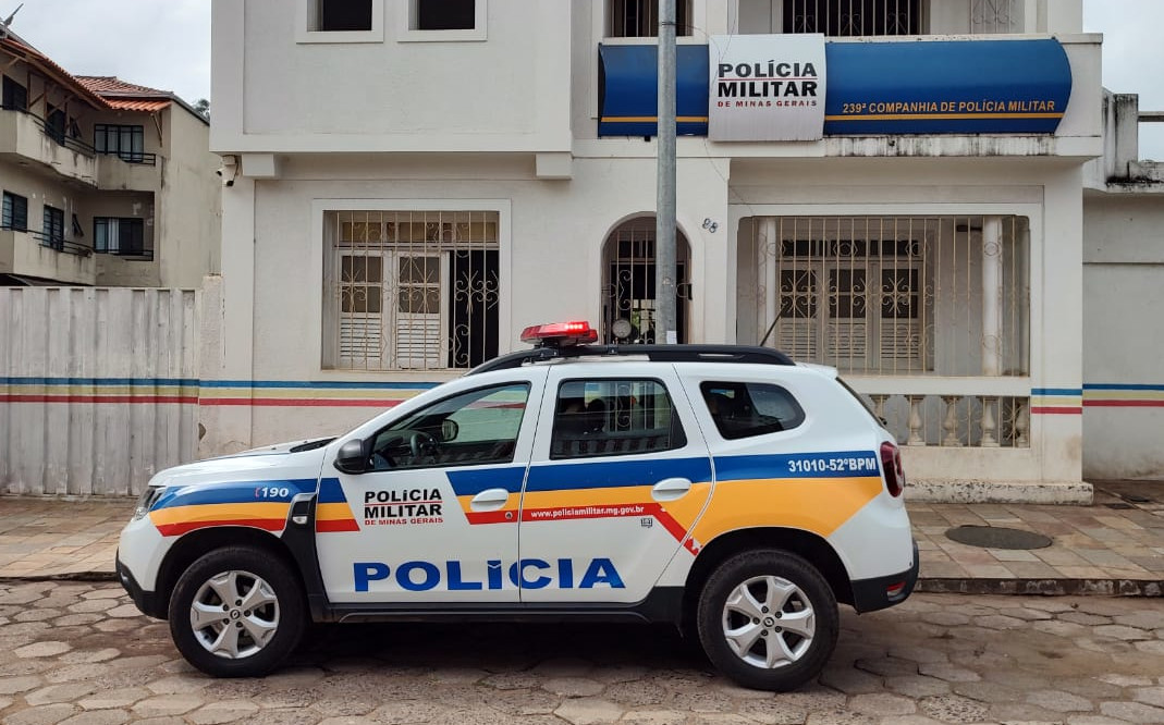 Suspeitos jogam gasolina e ateiam fogo em homem após recusa em vender drogas em Mariana