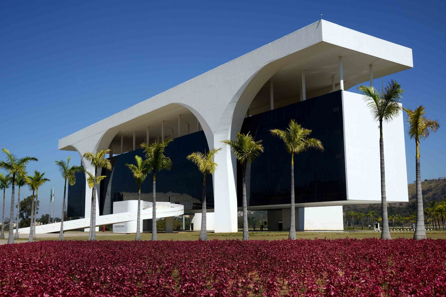 Governo de Minas propõe recomposição de 5,4% para servidores sob críticas de perdas inflacionárias