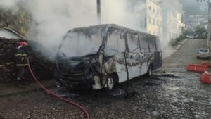 Chamas consomem ônibus no centro histórico de Ouro Preto na manhã desta quarta-feira