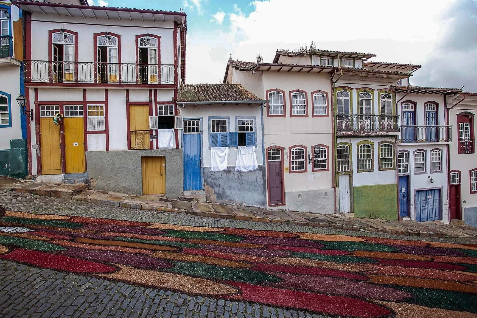 Confecção de tapetes em Ouro Preto prevê uso de 15 toneladas de serragem