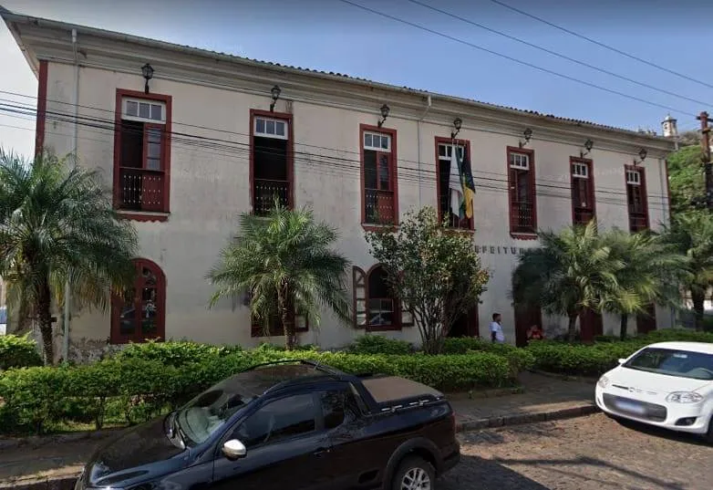 Prefeitura de Ouro Preto oficializa mais de R$ 11,4 milhões em contratações da mesma entidade sem concorrência pública; R$ 6,5 milhões são da Secretaria de Obras para serviços de serralheria