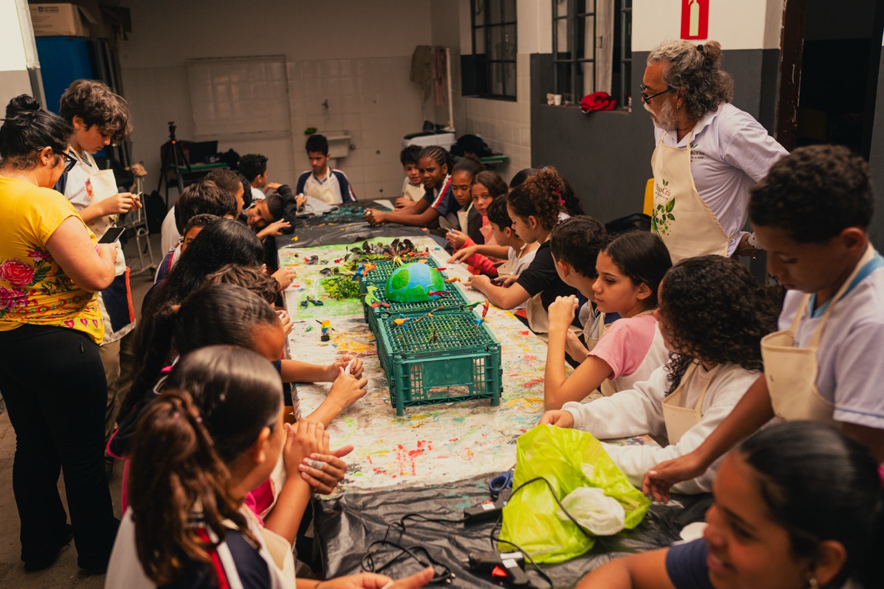 Centenas de estudantes transformam resíduos em arte e ocupam espaço cultural de Itabirito com exposição gratuita 