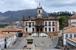 Após denúncias de ataques, Prefeitura comenta situação de cães na Praça Tiradentes